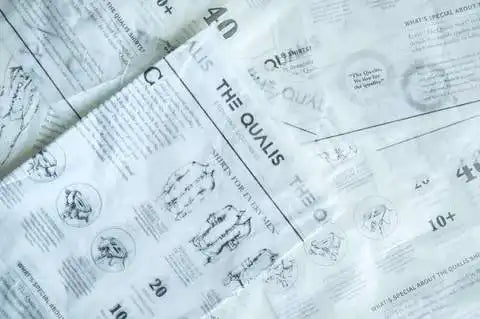 Periódicos desvanecidos o páginas impresas con texto e ilustraciones esbozadas.