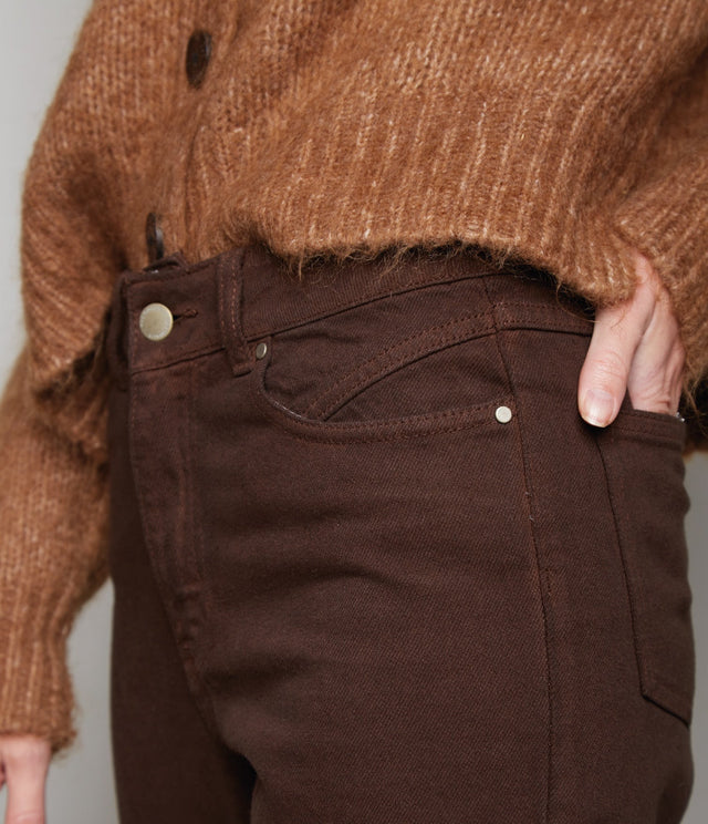 Pantalón Lucia Chocolate - PANTALÓN DENIM BÁSICO MUJER