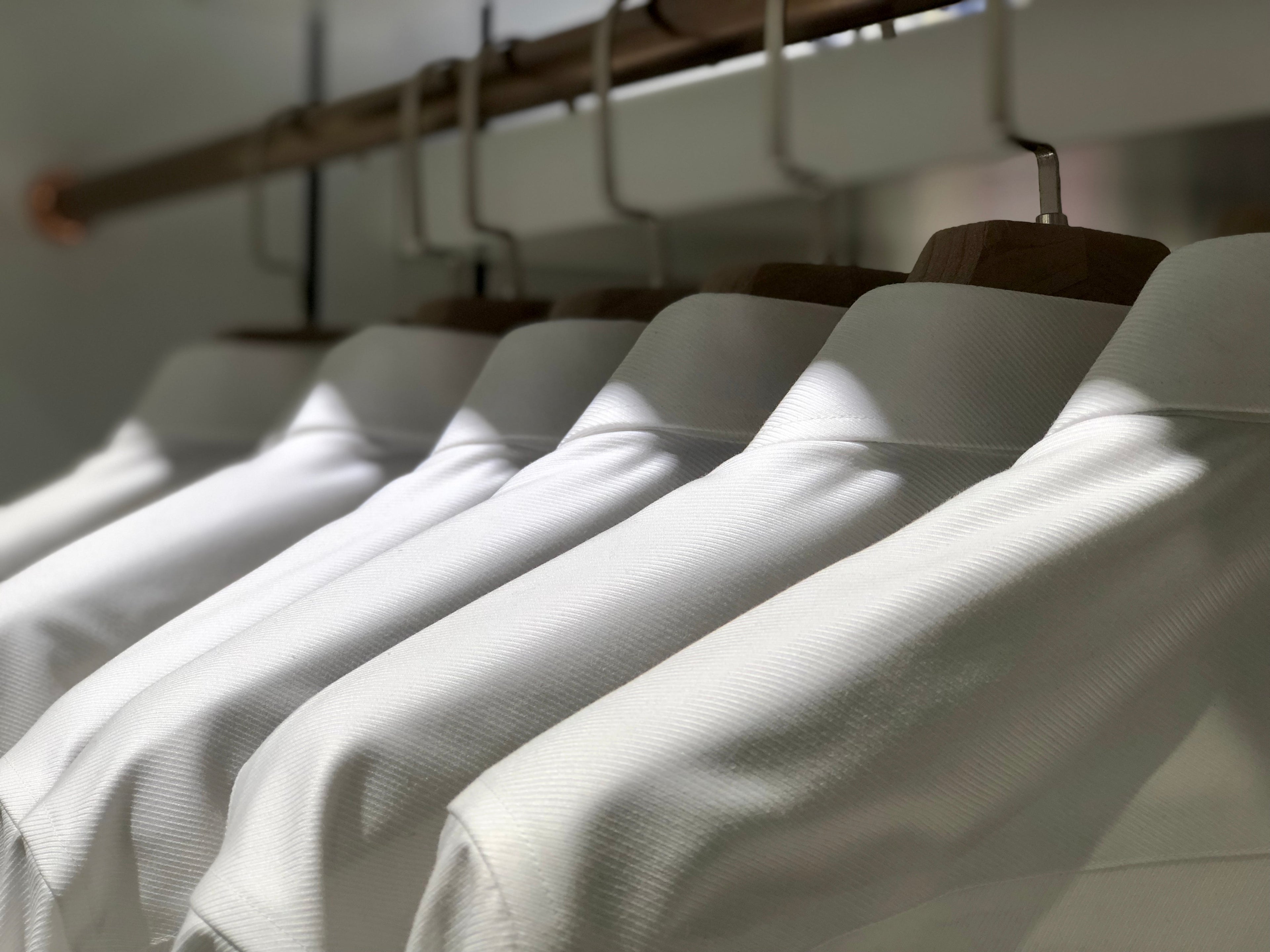 Qué es una camisa Non‑Iron, cuándo conviene y cómo se compara con CoolMax y lino