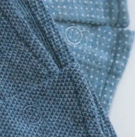Tejido texturizado azul con un patrón cosido.