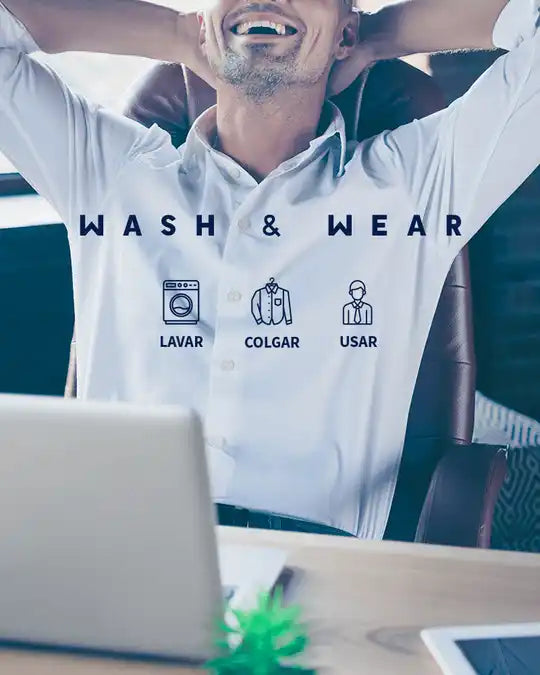 Camisa de color blanco con el texto 'LAVAR Y USAR' y tres iconos que muestran las instrucciones de lavado.