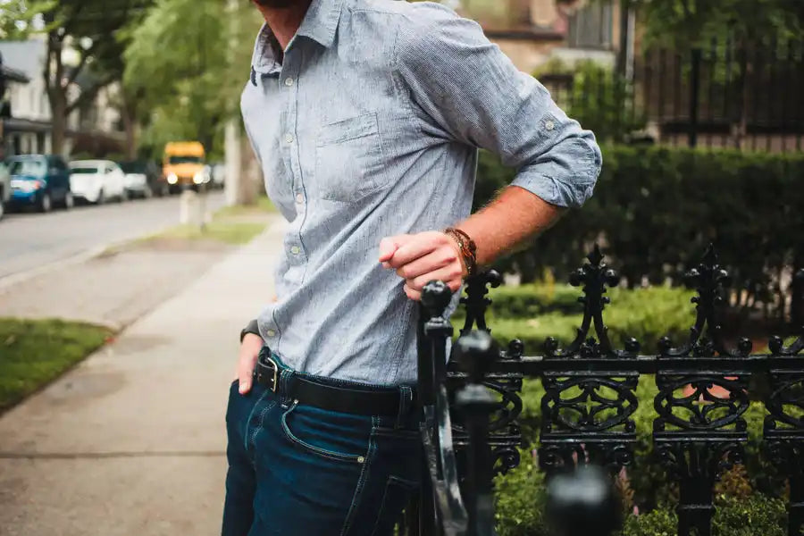 Camisa de chambray azul claro con mangas arremangadas.