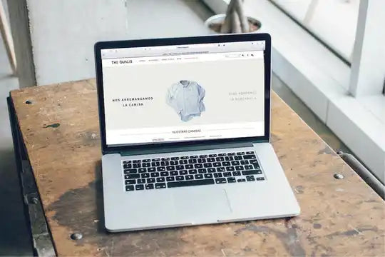 Portátil MacBook Pro mostrando un sitio web minimalista en su pantalla.