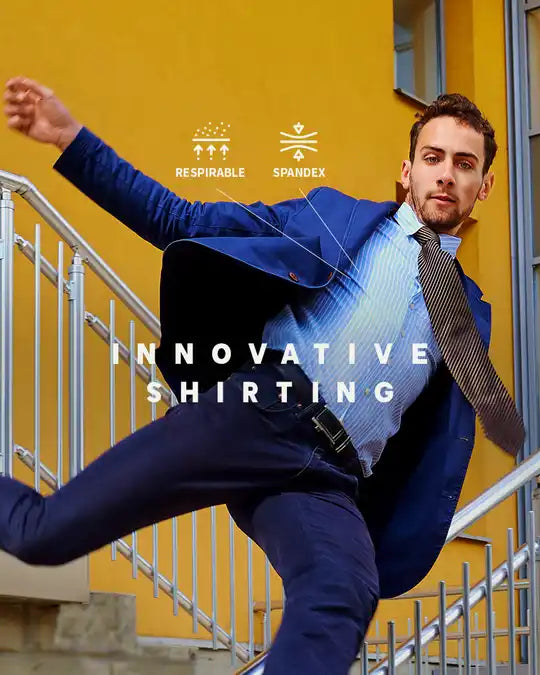 Una persona en un traje azul marino realizando una pose de salto dinámico.